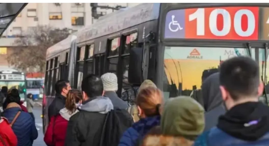 Otro golpe al bolsillo: el transporte vuelve a aumentar y viajar será más caro desde octubre