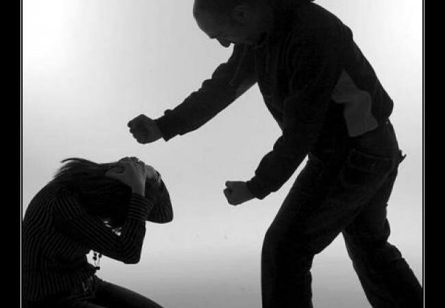 Tapalqué: lo detuvieron por golpear a su pareja mientras le revisaba el celular