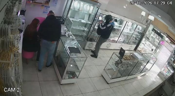 Con un arma y a los martillazos robaron una joyería en Merlo