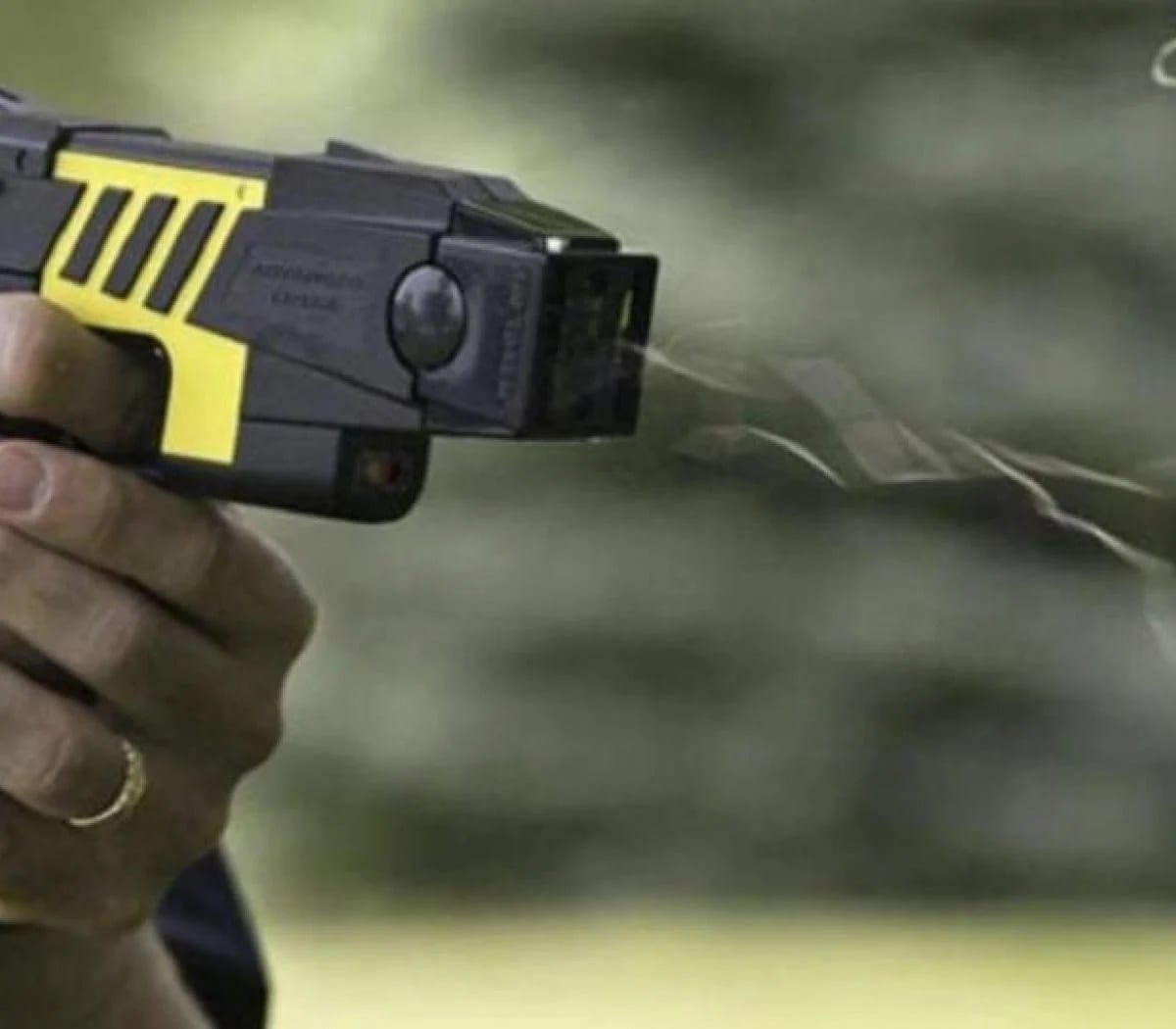 Avanza el proyecto para que la policía bonaerense pueda usar pistolas Taser